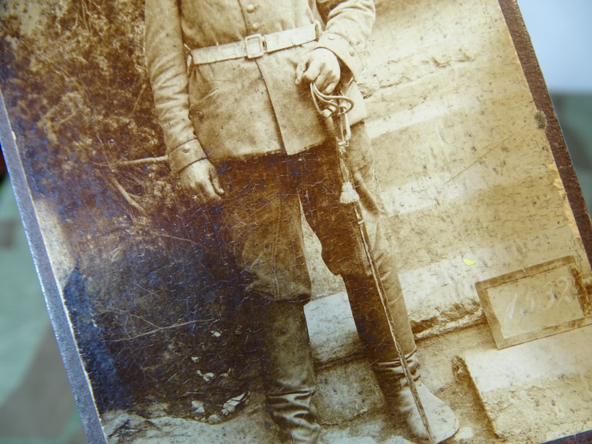 Kabinettfoto feldgrauer Kürassier 1. Weltkrieg mit Kürassiersdegen, weißem Kavallerie Koppel