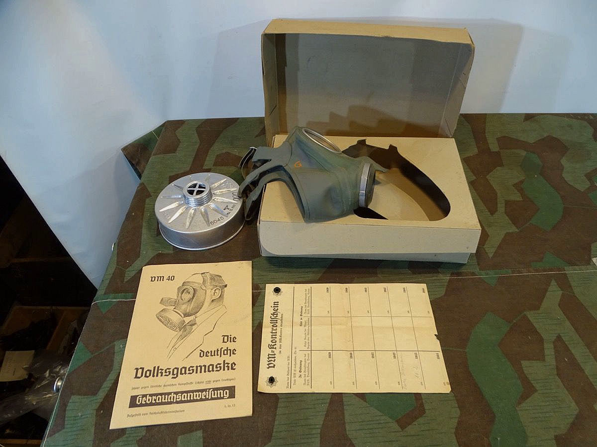 Komplette, gut erhaltene Volksgasmaske DM 40 M mit Karton, Filter, Anleitung, Kontrollschein
