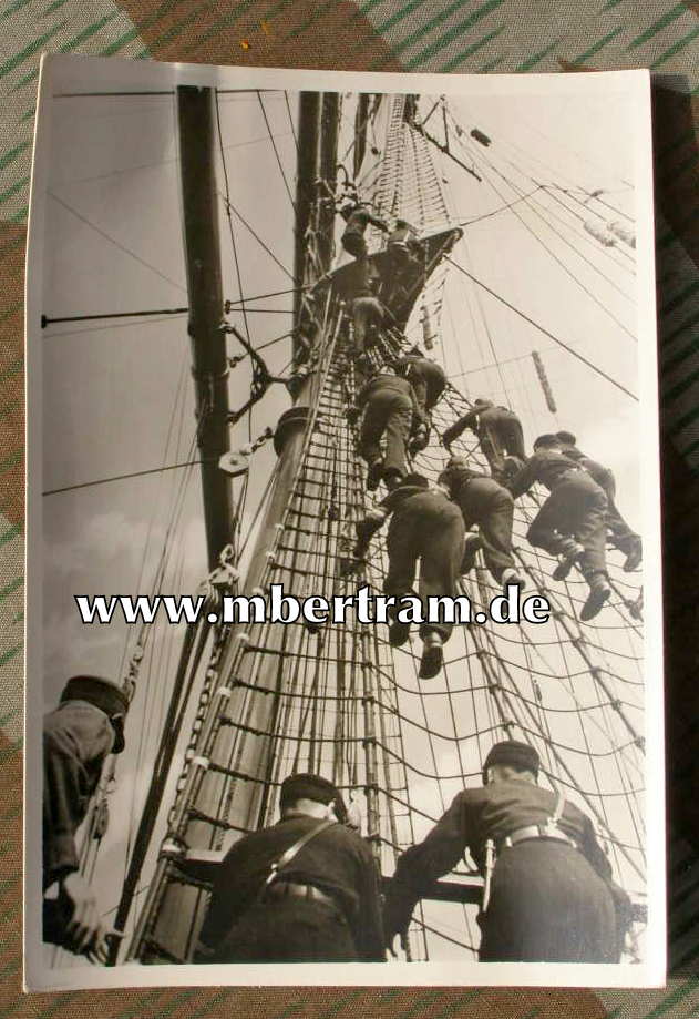 Hitlerjungen besichtigen ein Segelschulschiff- enter auf