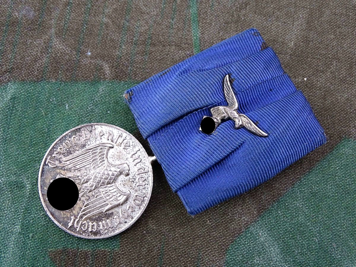 Luftwaffe Dienstzeitmedaille in silber für 4 Jahre an Einzelspange mit LW Adler Auflage