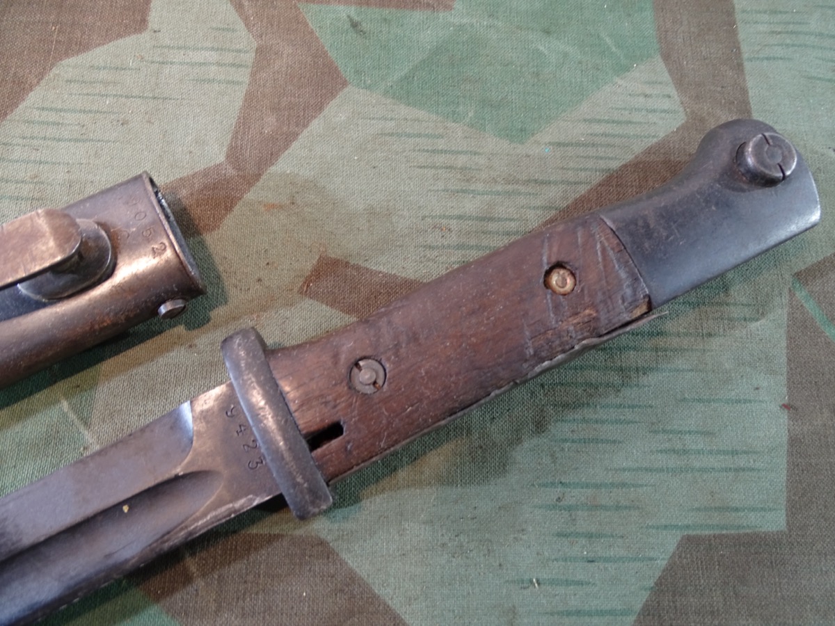 Wehrmachts K 98 Seitengewehr SG 84/98 mit Holz Griffschalen von 1941 fze - Höller Solingen,  noch gut brüniert. 