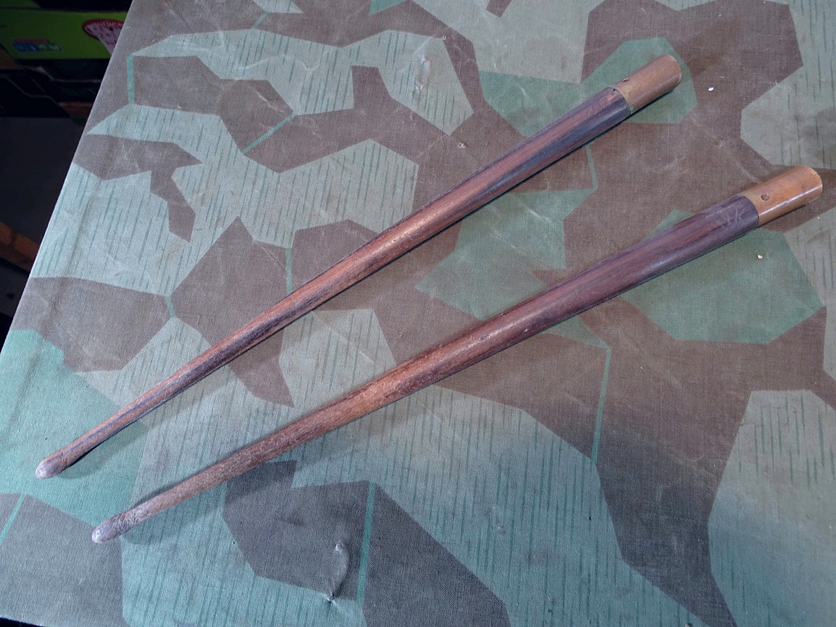 2 Trommelstöcke mit Messing- Enden für deutsche Trommeln des 1./ 2. Weltkriegs