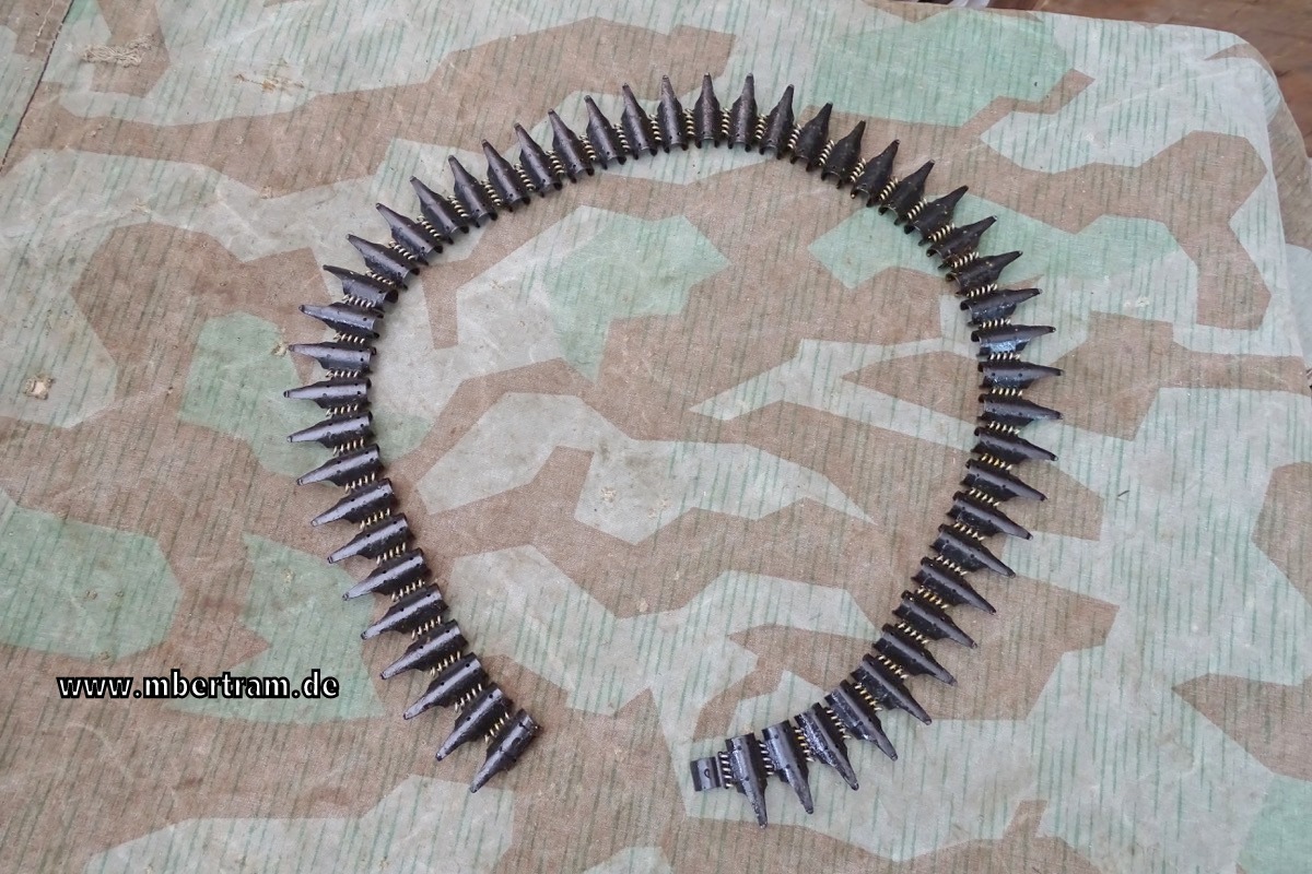 50 Schuss Gurtkette, Fa. Stocko Druckknöpfe Wupertal " cvo" Datum 1940-42"