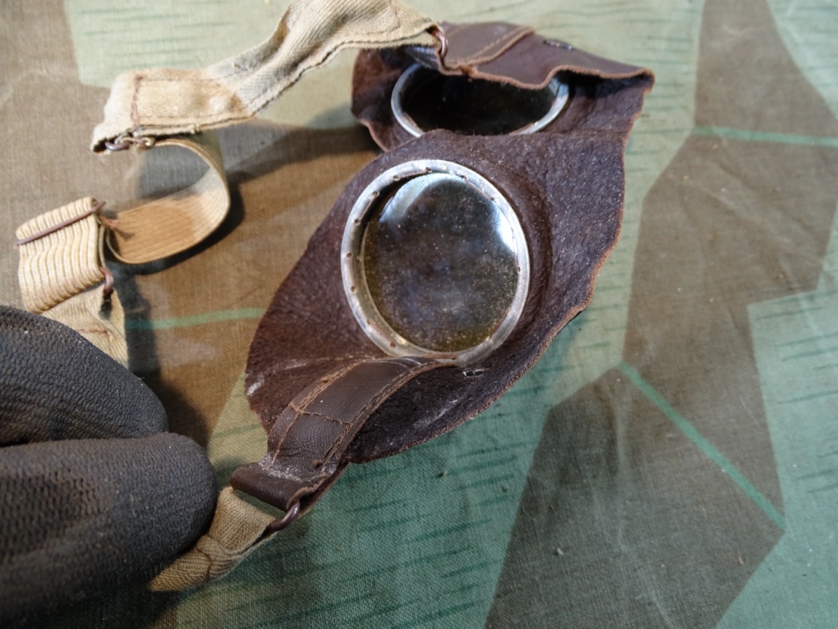 Wehrmacht Staubbrille, / Kradfahrerbrille. Braunes Leder. Getönte Gläser. Ersatzstoff Schutzhülle Wehrmacht Staubbrille, / Kradfahrerbrille. Braunes Leder. Getönte Gläser. Ersatzstoff Schutzhülle