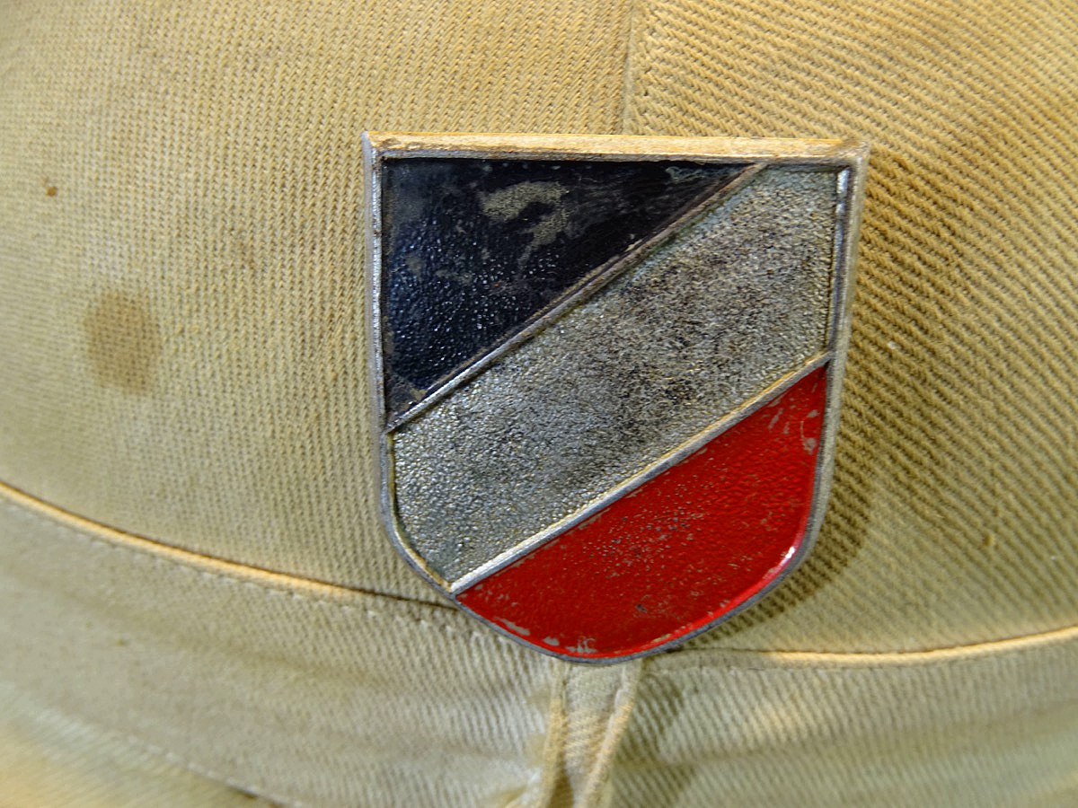 Französicher Tropenhelm aus Vorkriegszeit, genutzt als Beutehelm bei der Kriegsmarine/ Afrika Korps Französicher Tropenhelm aus Vorkriegszeit, genutzt als Beutehelm bei der Kriegsmarine/ Afrika Korps