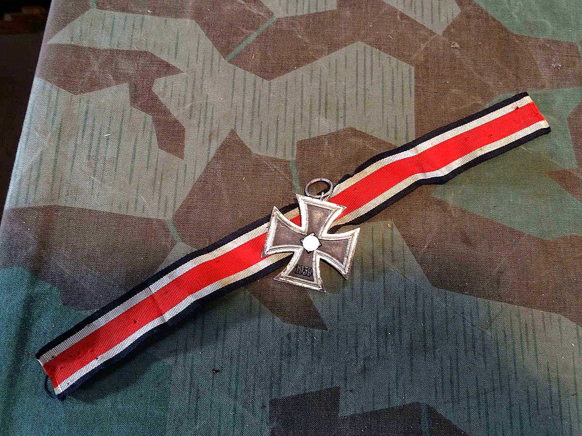 Eisernes Kreuz 2. Klasse 1939, Eisenkern,  kpl. Schwärzung, an langem Band, Hst. 4 Steinauer & Lück