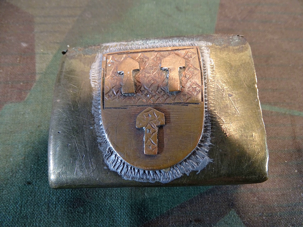 Unbekanntes Koppelschloss, Eigenanfertigung, (Wappenschild und 3 Thors Hämmer ? )