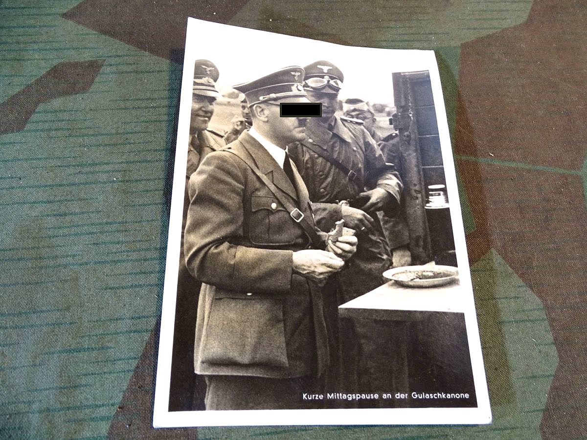 Propaganda Portrait Postkarte Adolf Hitler "Kurze Mittagspause an der Gulaschkanone"