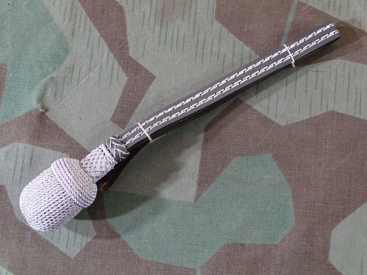 Portepee für Offizierssäbel Wehrmacht, graues Lederband mit Metallfaden Durchzügen. Neuwertig !   Portepee für Offizierssäbel Wehrmacht, graues Lederband mit Metallfaden Durchzügen. Neuwertig !