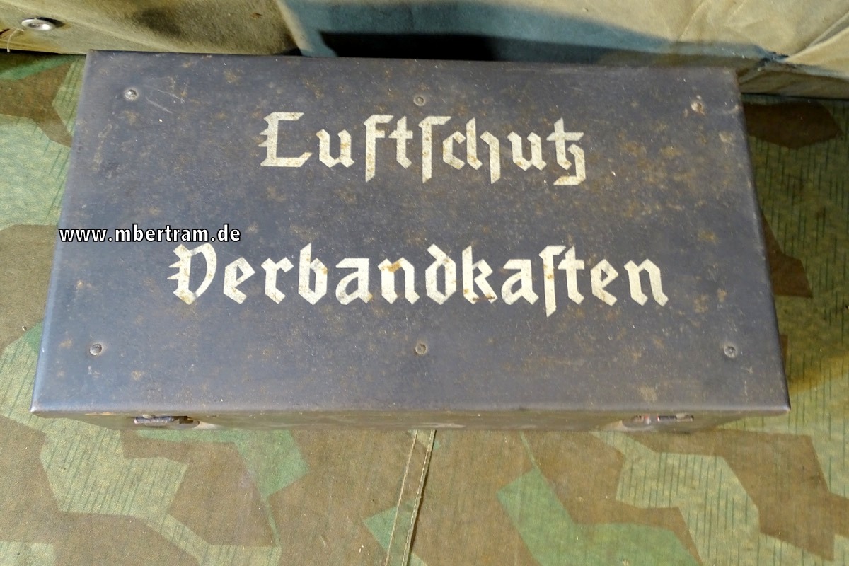 Luftschutzverbandkasten leer mit Inhaltsangabe, viel Farbe und Schrift