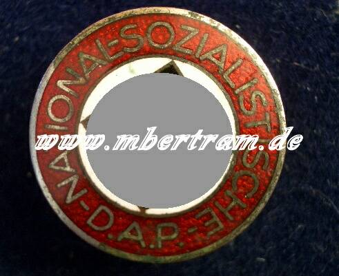NSDAP PARTEIABZEICHEN, EMAILLIERT, AN ANSTECKKNOPF