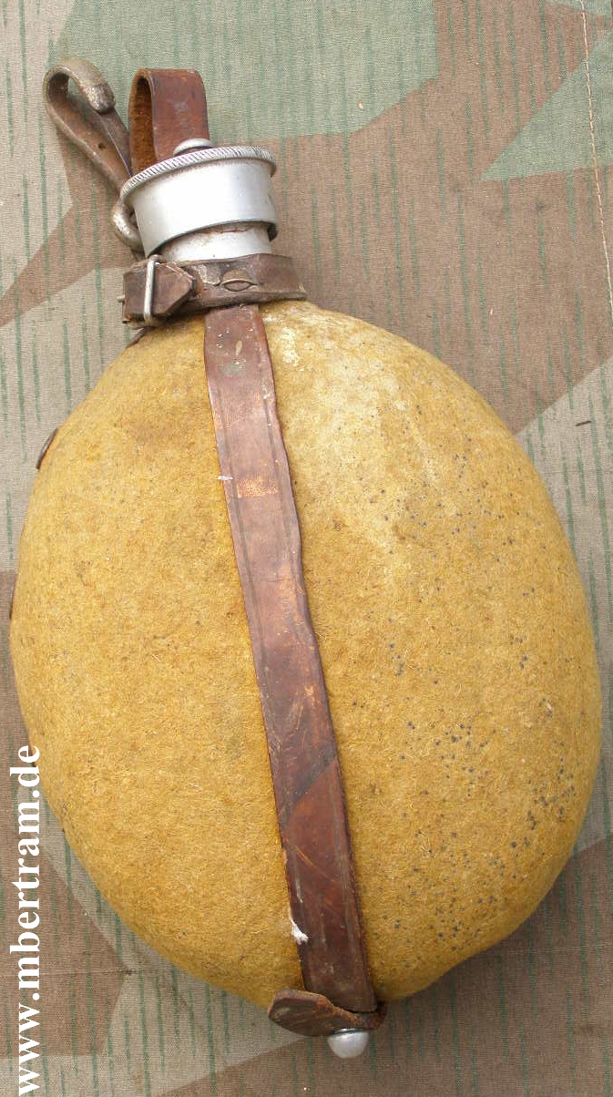 NSDAP Partei Feldflasche, MN 37, mit Filz und Beriemung.