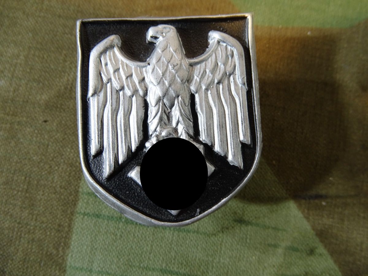 Adler Wappen für Wehrmachts Tropenhelm, frühes Stück, Buntmetall lackiert, alle Splinte dran