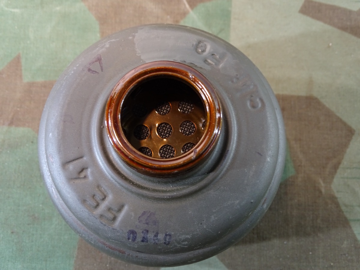 Wehrmachts Gasmaske, stark gebraucht mit kpl. Feldgrau lackiertem Filter FE 41 von 1944 Wehrmachts Gasmaske, stark gebraucht mit kpl. Feldgrau lackiertem Filter FE 41 von 1944