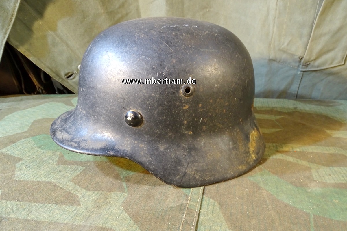 Wehrmachts Stahlhelm  M 35 weiterbenutzt bei Feuerwehr. Glattes Metall. " ET 64"
