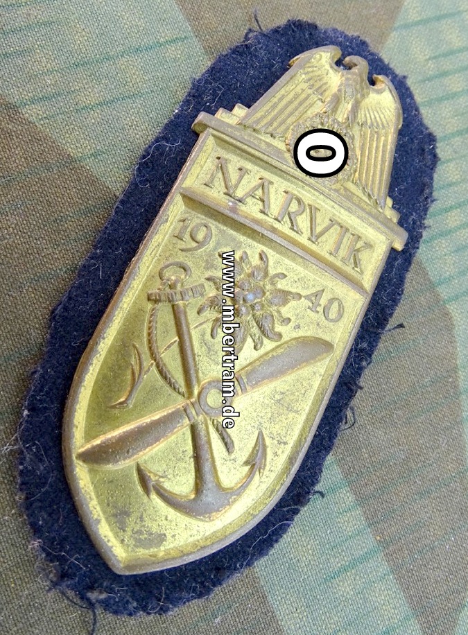 Narvik - Schild 1940, Kriegsmarine, Feinzink vergoldet  mit blauer Tuchunterlage
