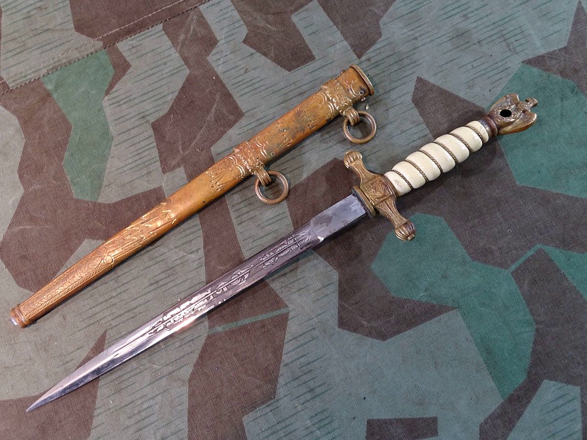 Kriegsmarine Offiziersdolch Original Eickhorn Solingen ( Kriegs Modell 1942-45) mit Klingenätzung, Blitzscheide, getragen. 