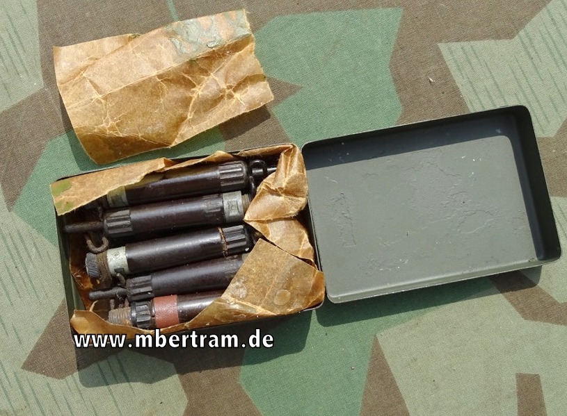 Wehrmachts Pionierzubehör, 10 Zug Zünder 42 in Blechkiste.