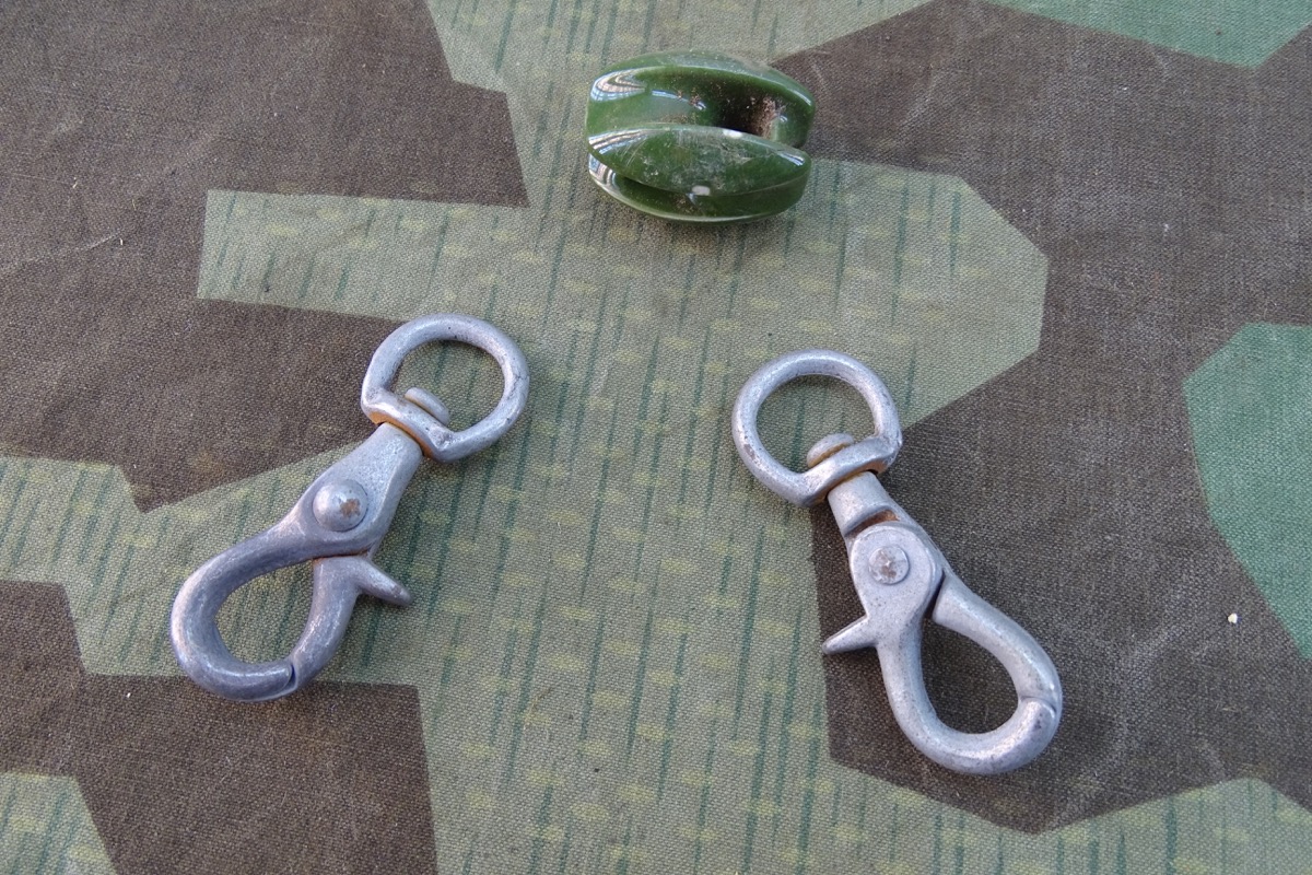 Wehrmacht Grüner Porzellan Isolator und 2 Karabinerhaken, Abspannseil für Antenne
