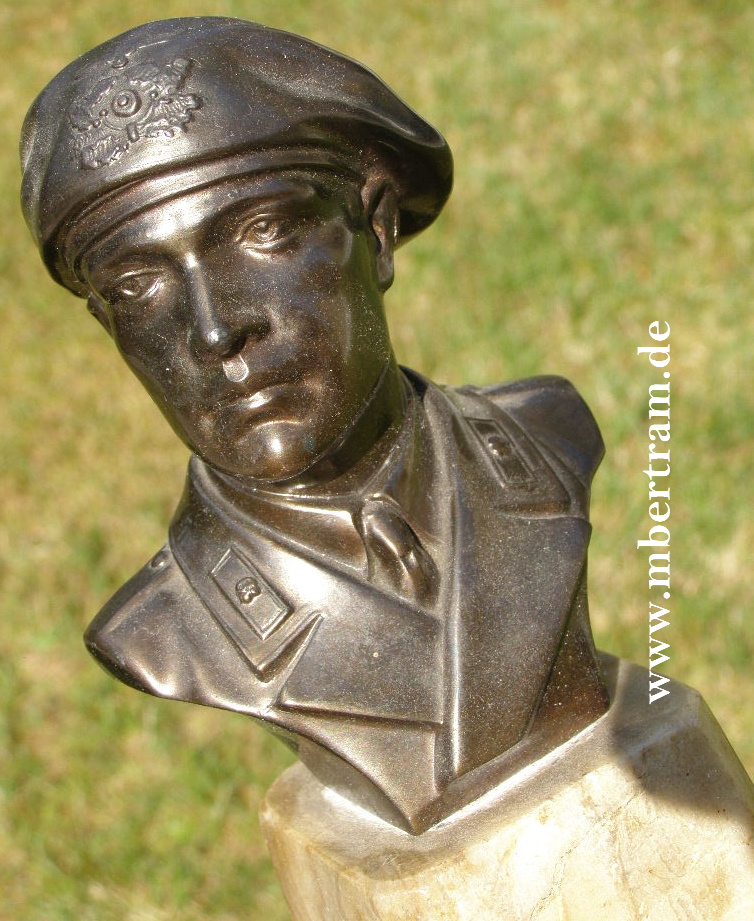 Wehrmacht Soldatenbüste Panzersoldat, Marmorsockel