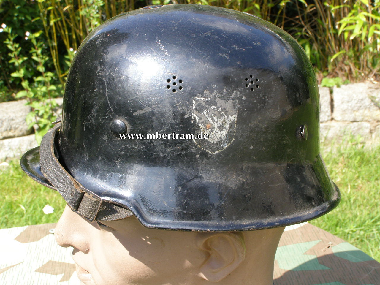 Feuerlöschpolizei Stahlhelm, 2 Originalabzeichen, entnazt.