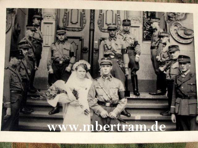 Foto SA Gruppe, viele Uniformdetails, Schaftmützen, Dolche