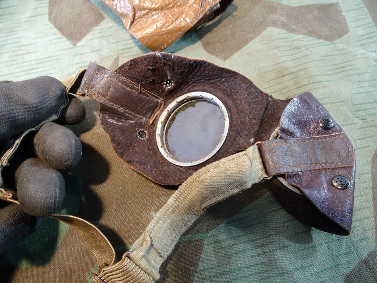 Wehrmacht Staubbrille, / Kradfahrerbrille. Braunes Leder. Getönte Gläser. Ersatzstoff Schutzhülle Wehrmacht Staubbrille, / Kradfahrerbrille. Braunes Leder. Getönte Gläser. Ersatzstoff Schutzhülle