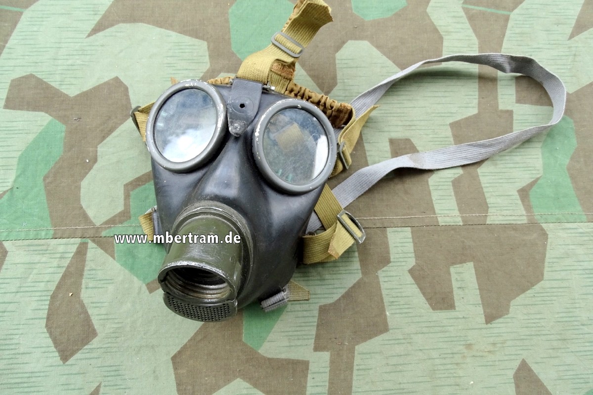 Wehrmachts Gasmaske M 38 von 1939, Gr. 1, Riß auf Seitenteil