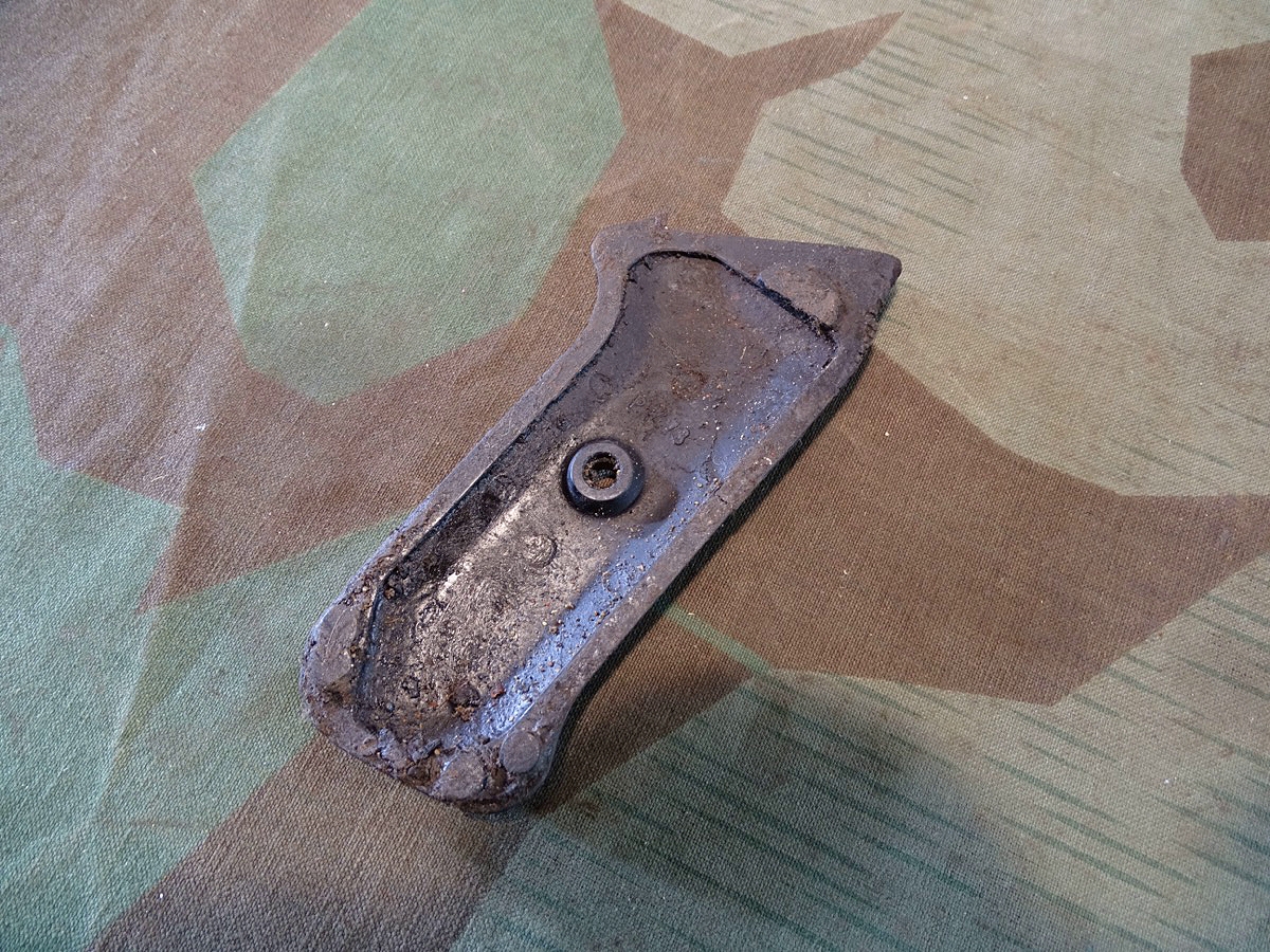 Einzel Original Griffschale für MP 40 Wehrmacht, unten leicht angerissen