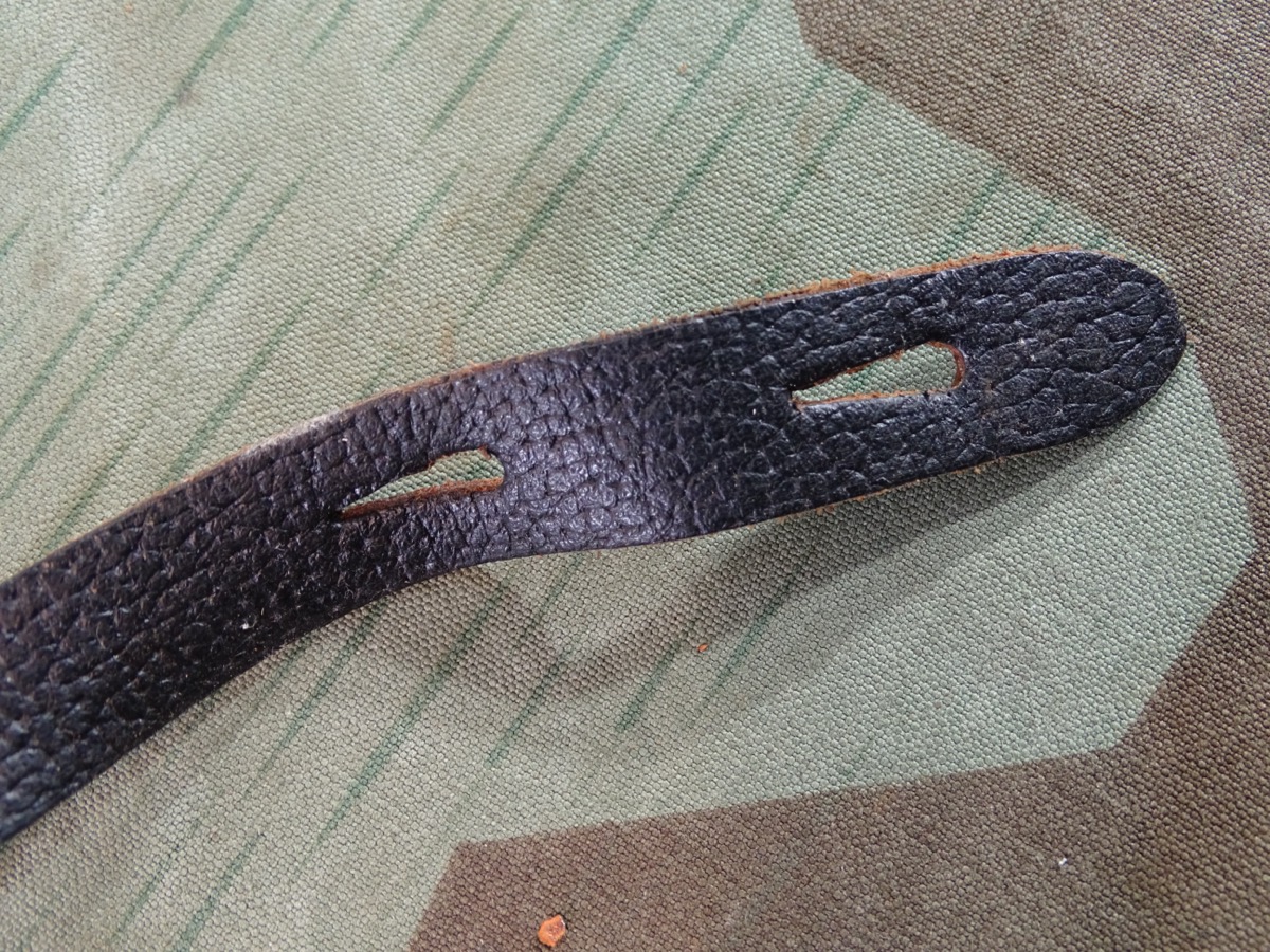 Stahlhelm Kinriemen, Wehrmacht, Eisenschließe, genarbtes Leder, gut beweglich. Stahlhelm Kinriemen, Wehrmacht, Eisenschließe, genarbtes Leder, gut beweglich.