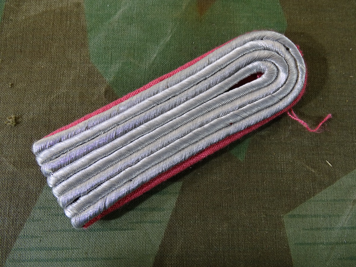 Schulterklappe Leutnant der Panzer, Waffenfarbe rosa, zum aufschlaufen, top Zustand