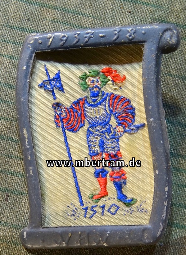 WHW - 1938  " Uniform und Geschichte ", "1510 Landsknecht"  Webabzeichen, Metallrahmen