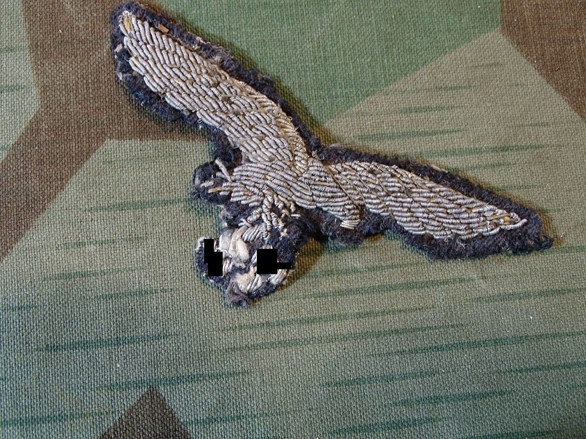Brustadler für Offiziere der Luftwaffe. Stärker getragenes, von der Uniform abgetrenntes Original 