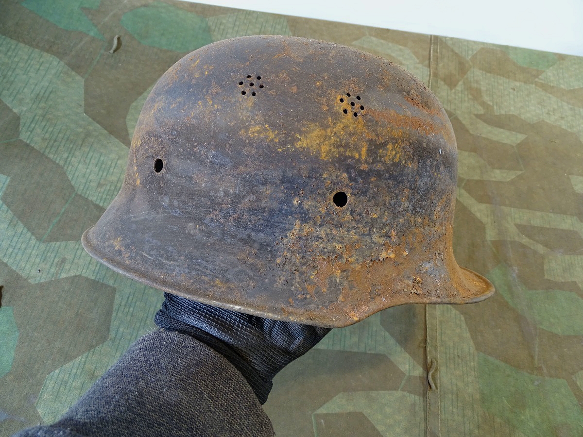 Luftschutz Helmglocke Feuerwehr Form, rauchgeschwärzt mit Kopiewappen.