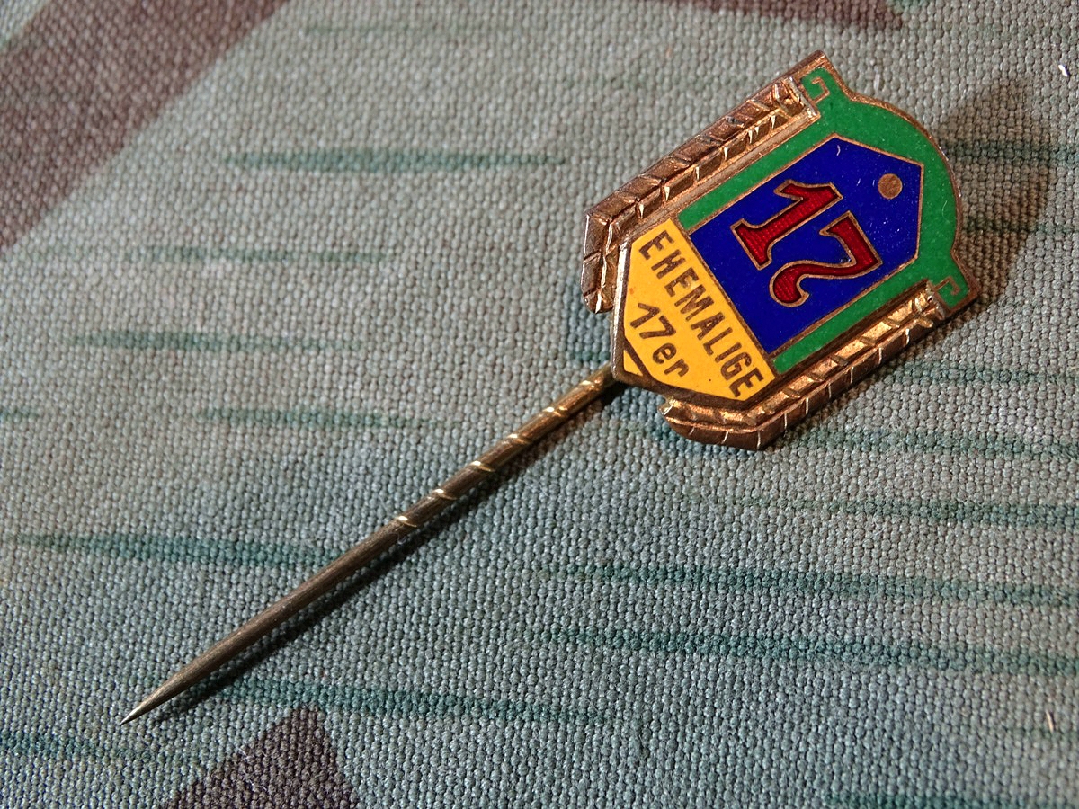 Mitgliedsabzeichen der ehemaligen 17er, Buntmetall, emailliert. 
