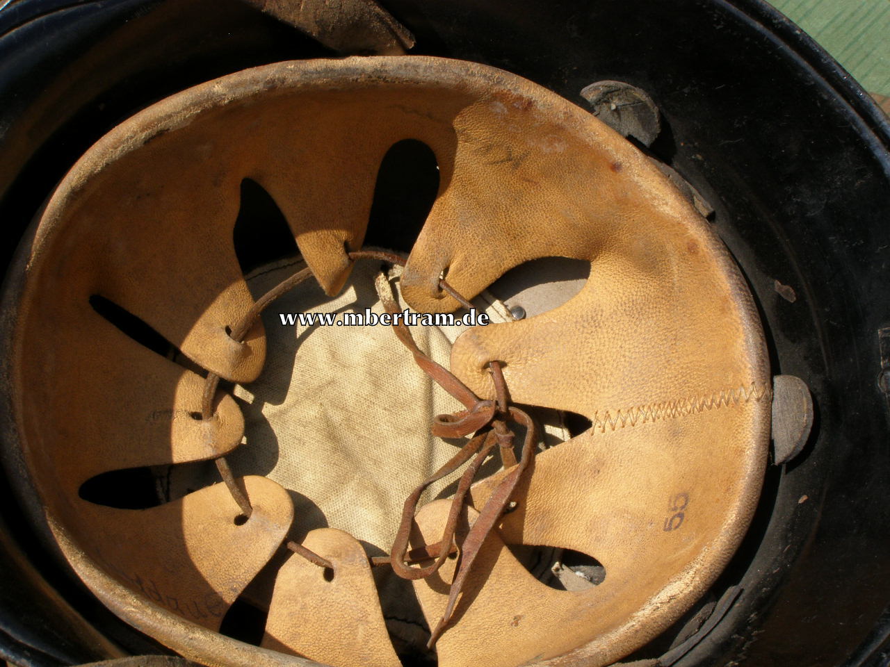 11356-7 Feuerlöschpolizei Stahlhelm, 2 Originalabzeichen, entnazt.