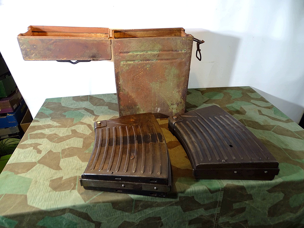 2 schön erhaltene 2 cm Flak Magazine in Tragekiste mit original Tarnfarbe