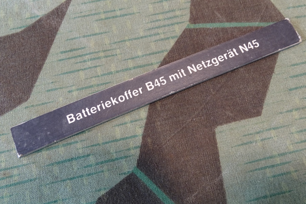 Metallschild Batteriekoffer B 45 mit Netzgerät N 45, für uns unbekannte Geräte