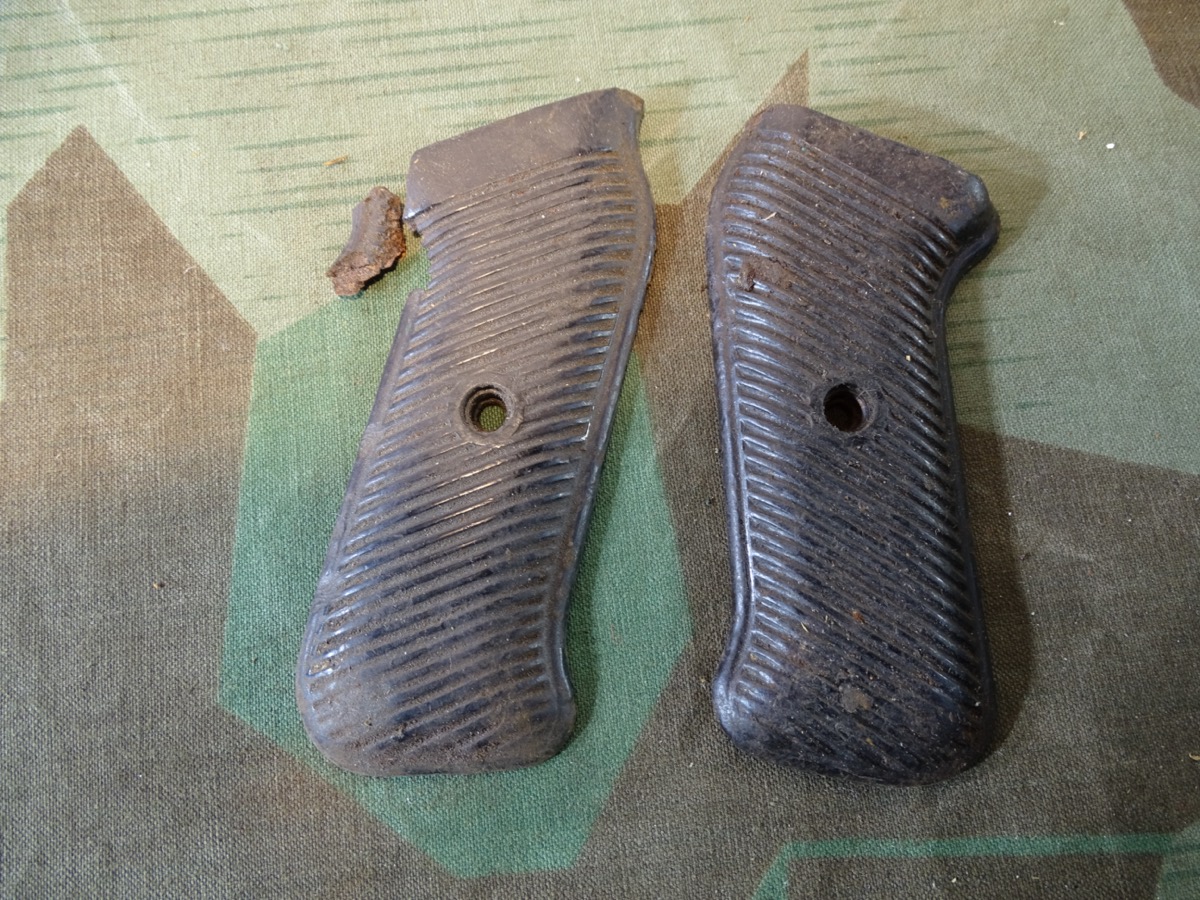 Pärchen Griffschalen für die MP 40, braunes Bakelit. Ohne Schrauben