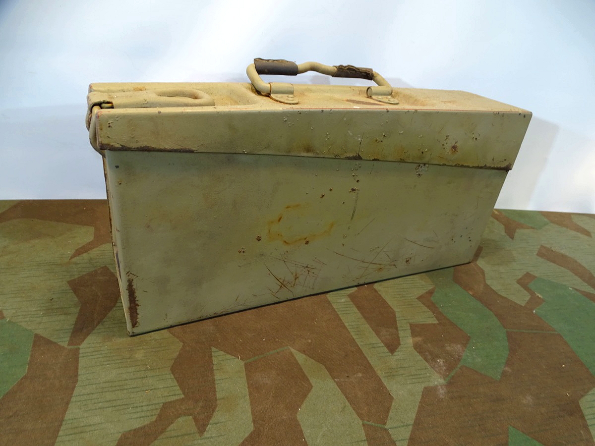 Gurtkasten 34, Eisen, noch fast kpl. Lehmgelb lackiert. 1944, WaA  Gurtkasten 34, Eisen, noch fast kpl. Lehmgelb lackiert. 1944, WaA