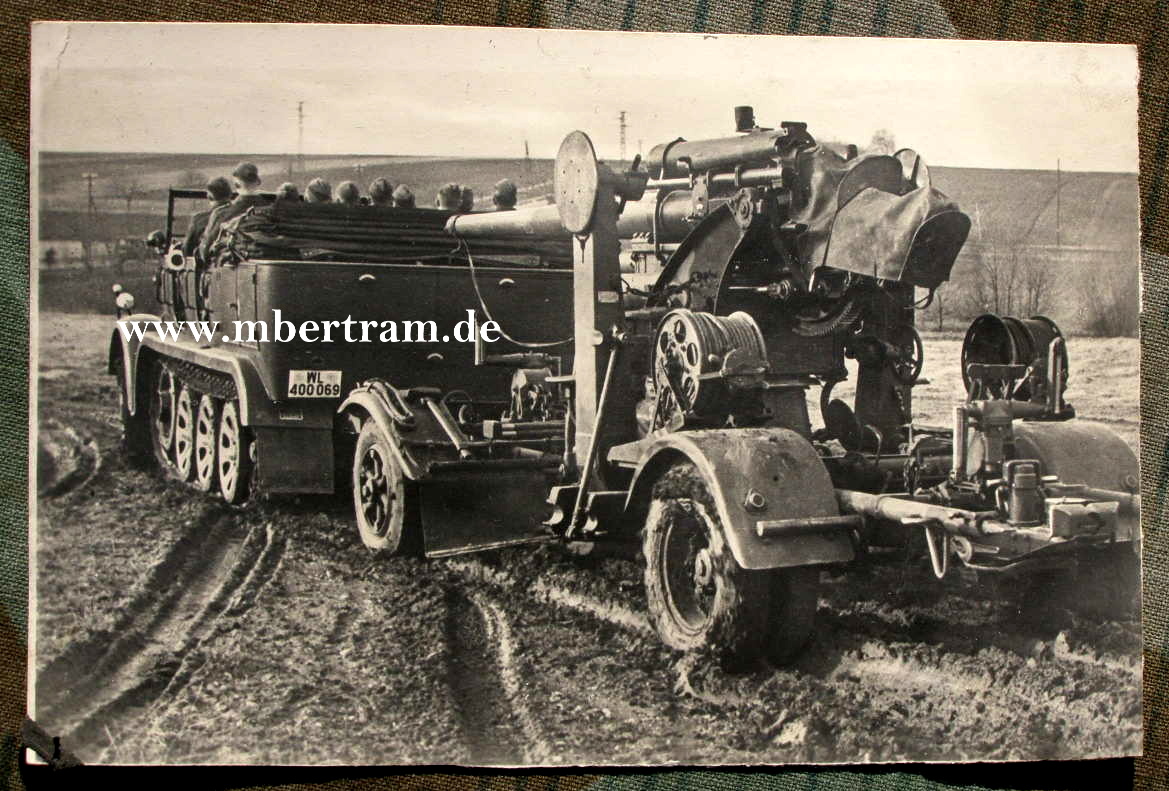Halbketten Zugmaschiene, angehängte 8.8 Flak, gelaufen