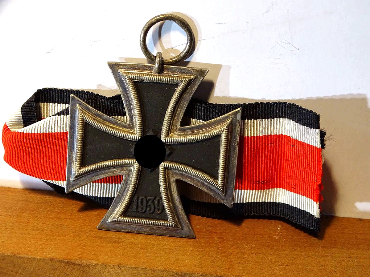 Eisernes Kreuz 2. Klasse 1939 mit Band, Herstellermarke 24, sehr schöne Erhaltung