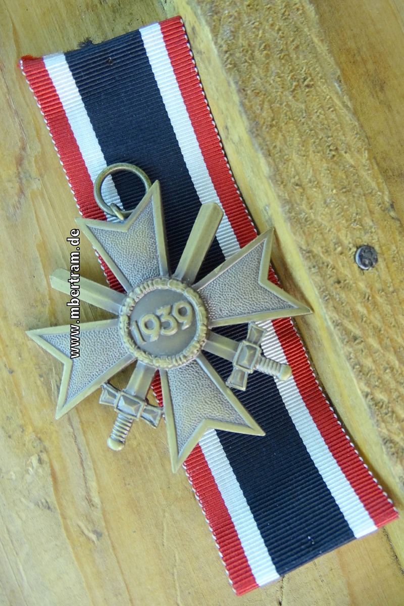 Kriegsverdienstkreuz 1939 2. Klasse mit Schwertern, Buntmetall, am Band
