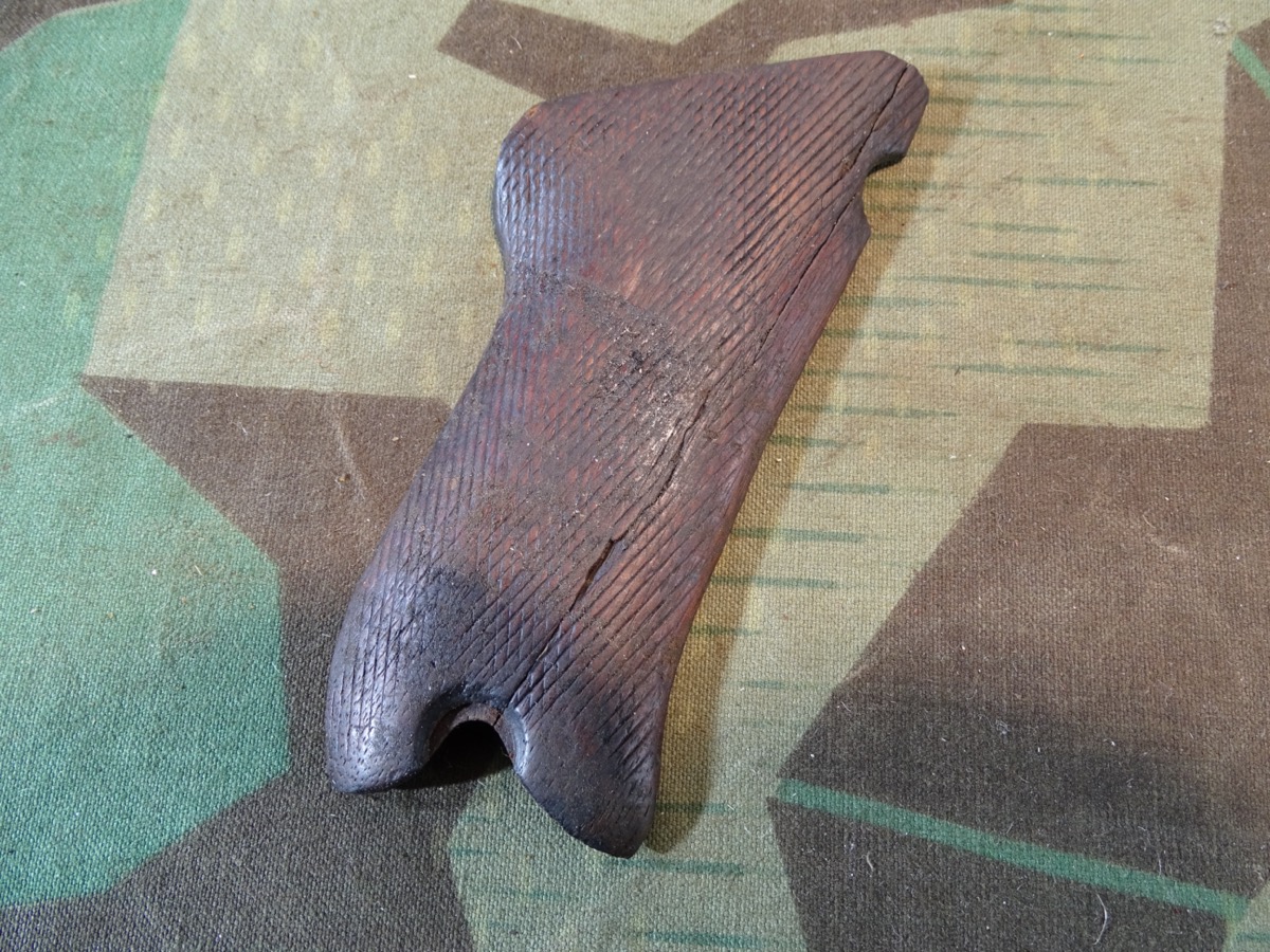 Geriffelte Holz Griffschale für Pistole P 08, 2. Weltkrieg mit Riss 