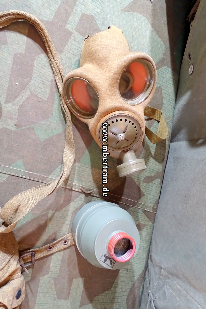 20153-4 Reichsluftschutz: Tschechische Fatra Beute Gas Maske in Tasche mit Filter