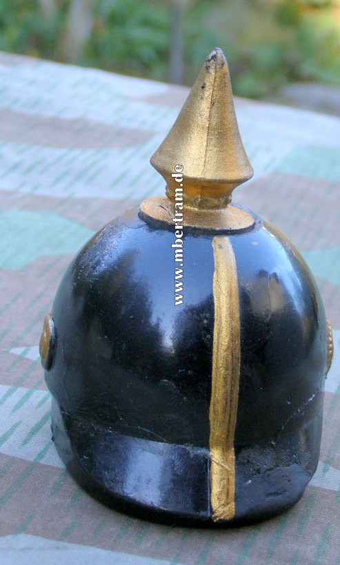Tintenfässchen in Form einer Pickelhaube um 1916