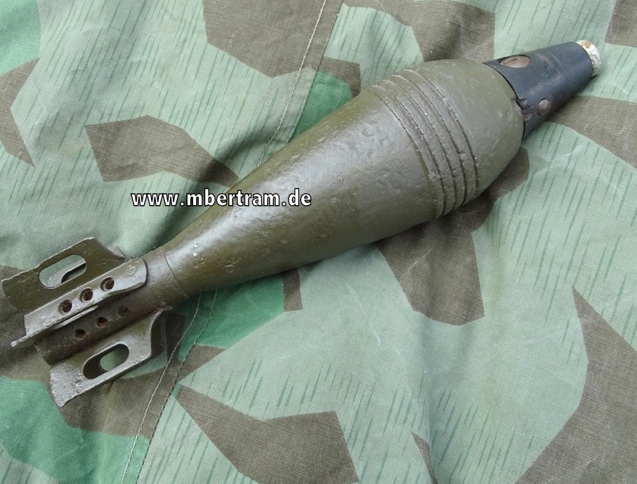 US Deko Werfer Granate 81mm, 2. Weltkrieg 1944 mit Zünder.