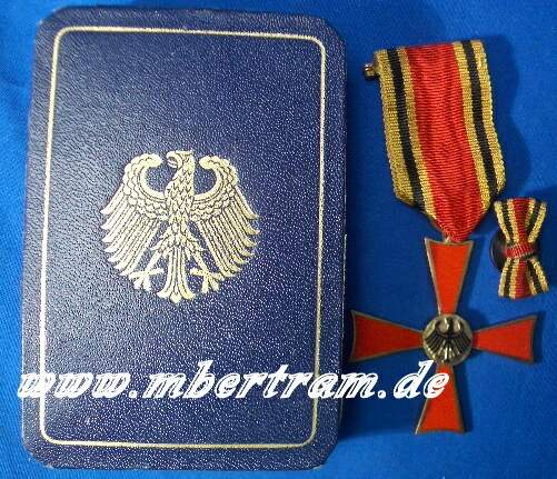 Bundesverdienstkreuz, mit Schatulle und Knopfschleife