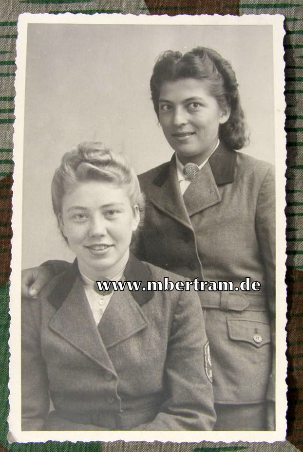 Uniformfoto Kameradschaftsälteste Anna L. RAD f.d. weibl. Jugend,1942- mit RAD Brosche u. Ärmelwappe