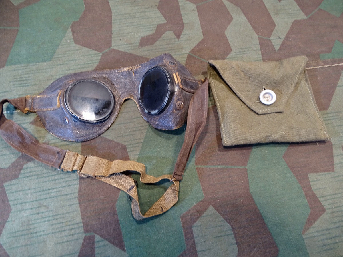 Wehrmacht Staubbrille, / Kradfahrerbrille.  Braunes Leder. Getönte Gläser. Schutzhülle